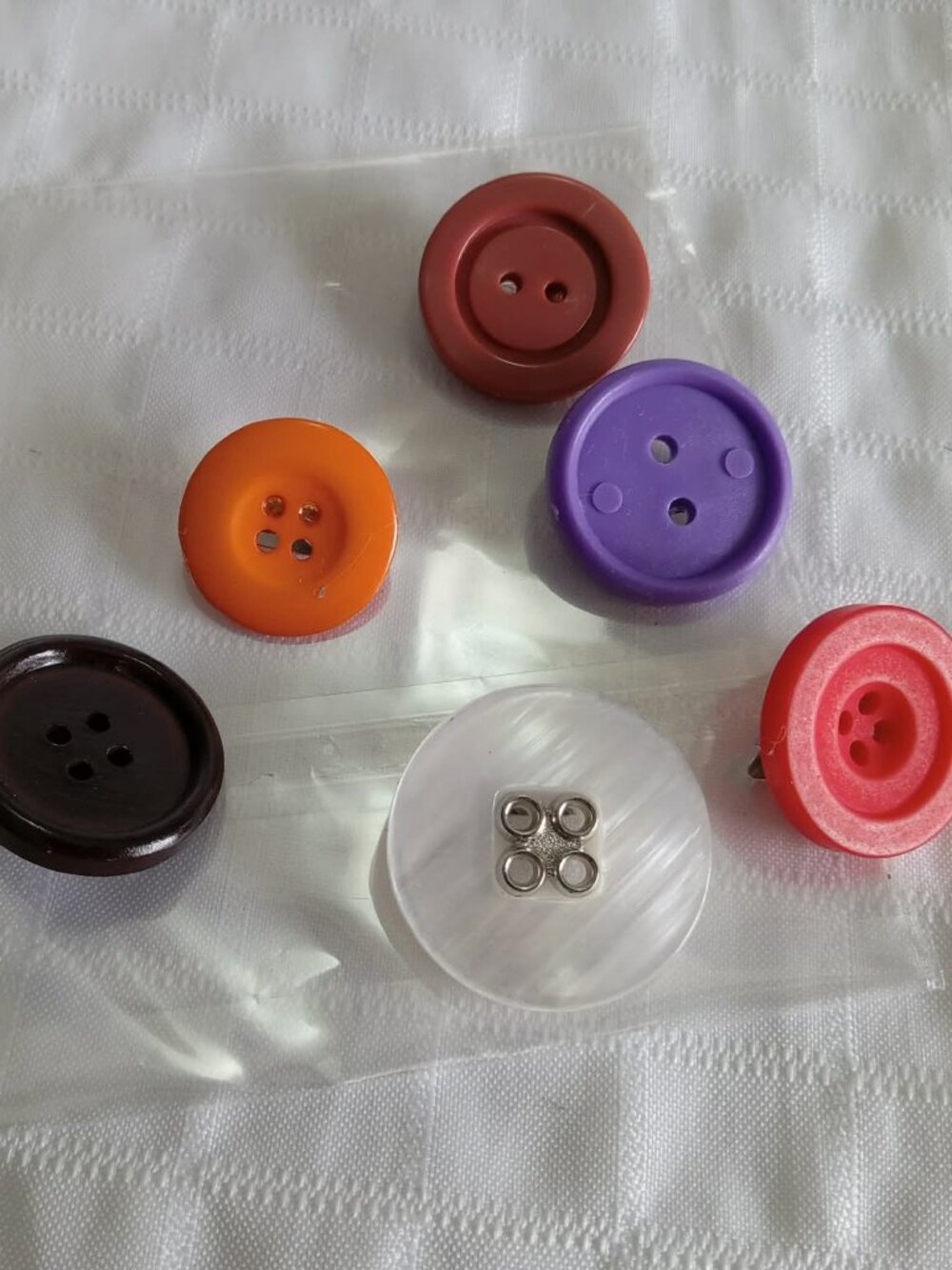 Set 1 : six handmade brooches with acrylic buttons